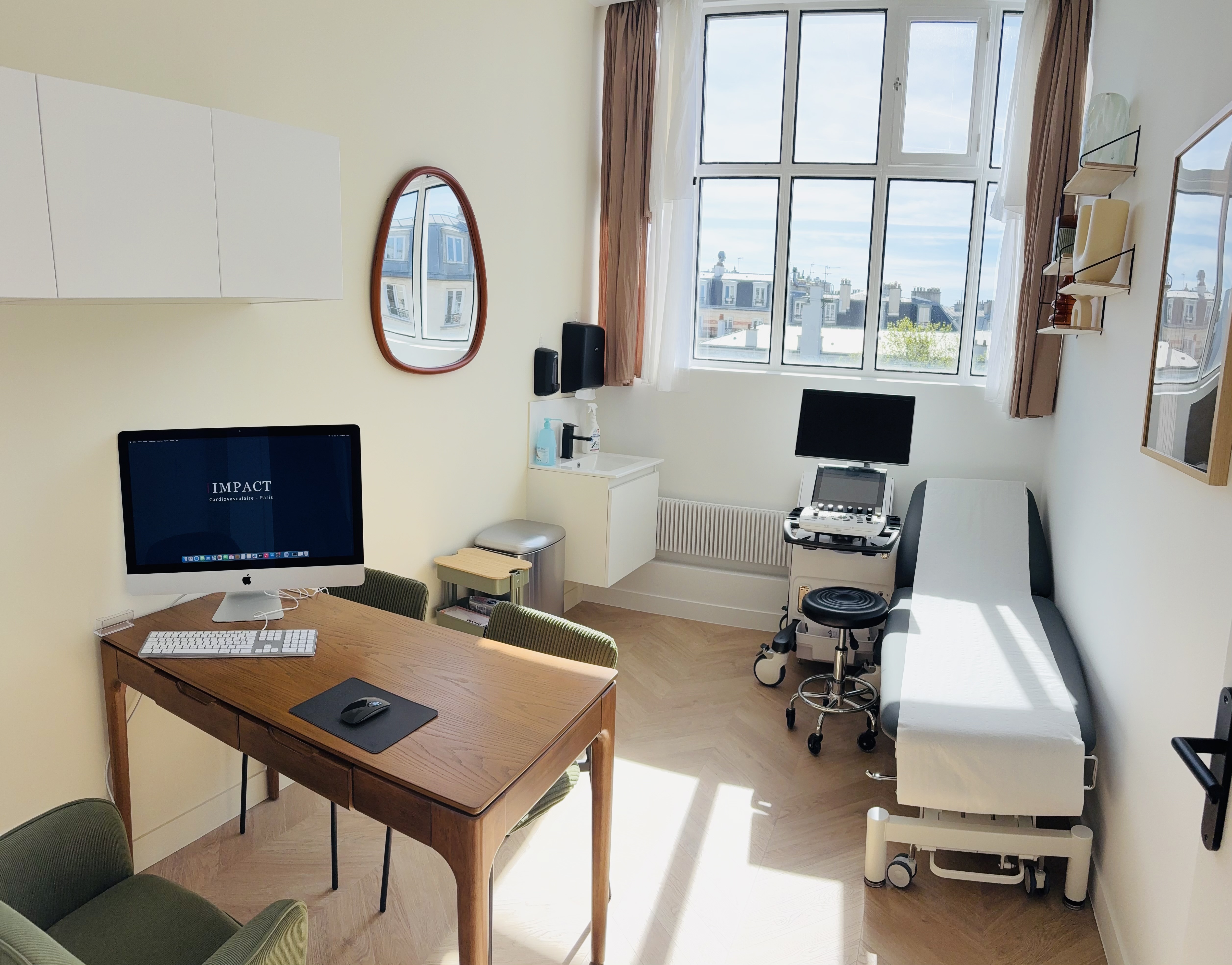 Salle de consultation avec échographe cardiaque